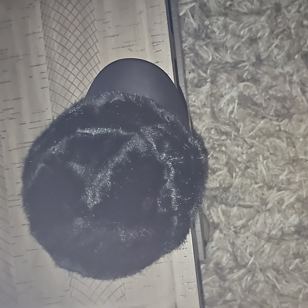 Women's faux fur hat trimmed in leather